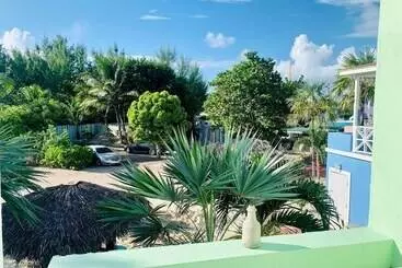 هتل Coral Harbour Beach House And Villas