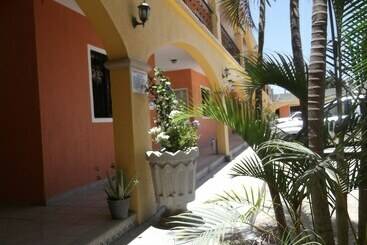 هتل Plaza Los Arcos