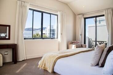 בית מלון כפרי Marine Square Luxury Suites