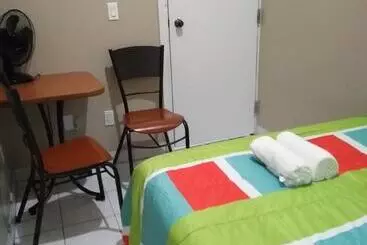 ホテル Toronto Travellers Home
