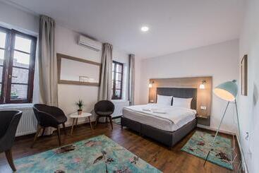 تختخواب و صبحانه Teatro