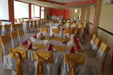 호텔 Pensiune Restaurant Avangarde