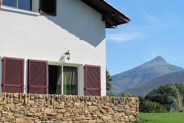 تختخواب و صبحانه Apitoki