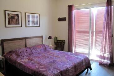 تختخواب و صبحانه Apitoki