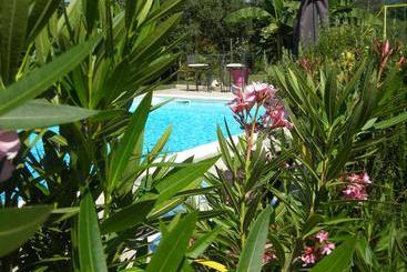 مبيت وإفطار Chambres D Hotes Le Mas Castel