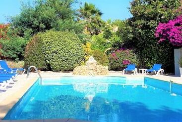 Отель Les Jardins De Bormes, Sauna & Jacuzzi