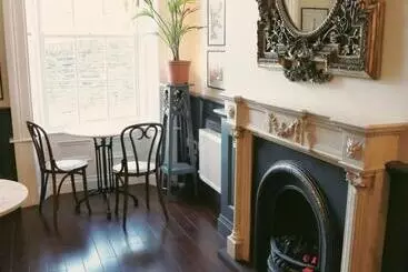 تختخواب و صبحانه Number 8 The Townhouse