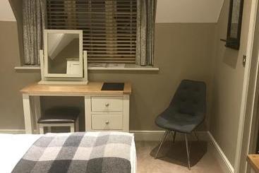 민박 The Six Bells