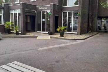 בית מלון כפרי The Avenue Club And Lodge