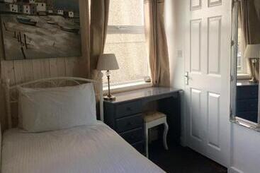 مبيت وإفطار Duporth Guest House