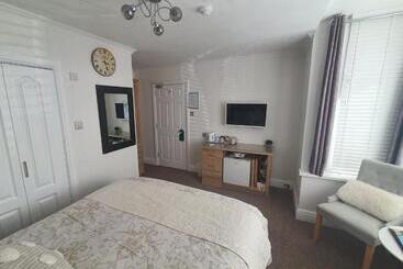 Bed and Breakfast Tregarthen   Adult Only