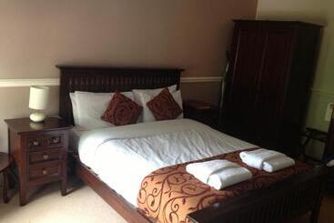 هتل Lyons Woodlands Hall