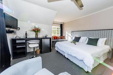 Пансион Le Petit Chateau Guest House