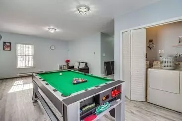 Mökkimajoitus Long Pond Home W/ Private Hot Tub & Game Room