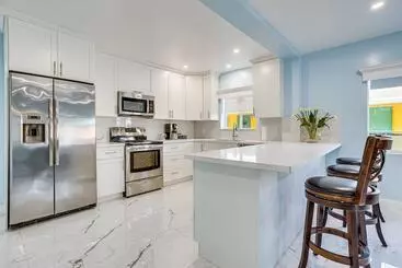 کلبه North Miami Home W/ Central A/c: Walk To Beaches!