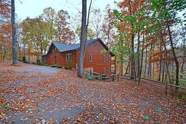 コテージ Hickory Hollow Lodge