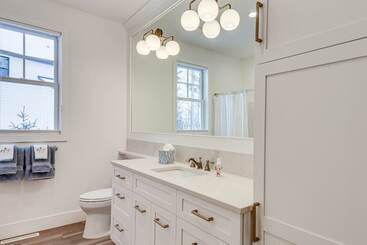 Сельский дом Luxury Serpent Lake Home W/ Gourmet Kitchen!