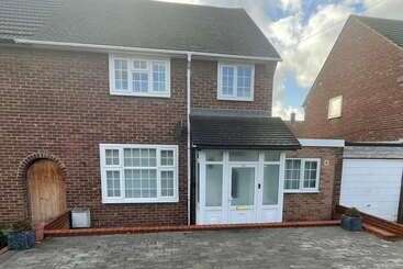 דירת נופש Beautiful 3 Bed House In Romford