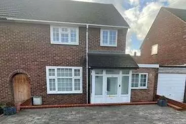 Residenssi Beautiful 3 Bed House In Romford