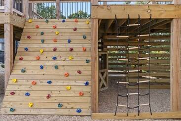 بيت ريفى A Birds Eye Bridge View   5 Bdr W/ Private Hot Tub