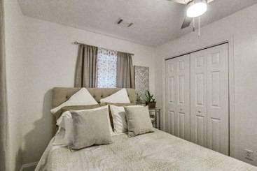 קוטג'' Athens Home W/ Deck, 1 Mi To Downtown!