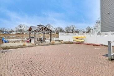 بيت ريفى Bright Milford Beach House W/ Outdoor Shower