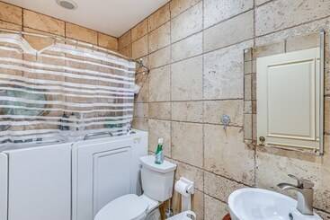 קוטג'' Gardena Vacation Rental: 5 Mi To Manhattan Beach!