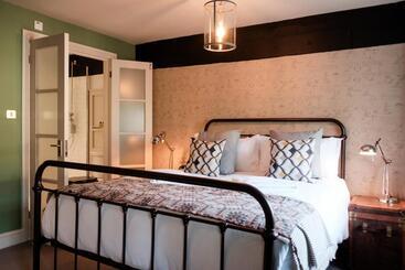 هتل Head Of The River