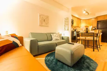 آپارتمان‌های توریست‌ها Red Maple Suites  Blue Jays Way