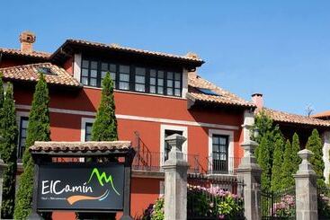 Y Apartamentos El Camín
