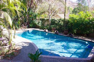 הוסטל Old Vic Travellers Inn Nelspruit