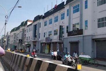 هتل Stayz Inn The Gate Of Madras