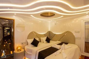 Aamiaismajoitus (B&B) Royal Palace House Boat Ultra Luxury