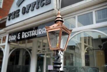 Otel The Office Bar And Restaurant