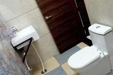 Oyo Red Rose Hotel & Restaurant