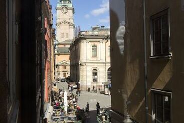 Lady Hamilton Apartments