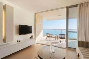 Hotel מול החוף במלון רמדה נתניה