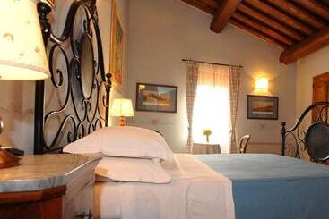 Hotel Borgo Mandoleto  Country Resort & Spa