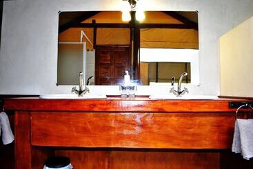 Hotel Lion Tree Top Lodge