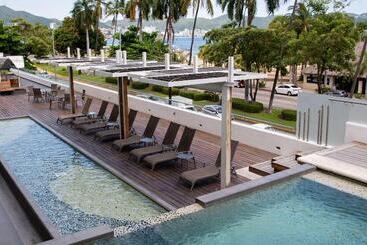 Ramada By Wyndham Acapulco Hotel & Suites