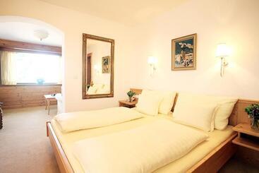 בית מלון כפרי Rosis Sonnbergstuben