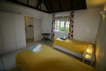 هتل Veloutier Blanc Beachfront Villa