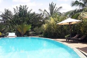 هتل African Dream Cottages Diani Beach