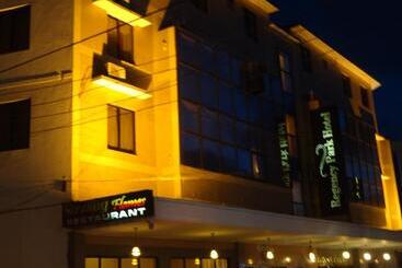 هتل Regency Park