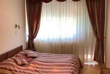 בית מלון כפרי Ajka 1