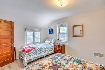 コテージ Family Friendly Lake Waubesa Home: Boat + Swim!