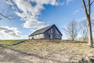 Mökkimajoitus Modern Oskaloosa Cabin W/ 2 Acres & On Site Trails