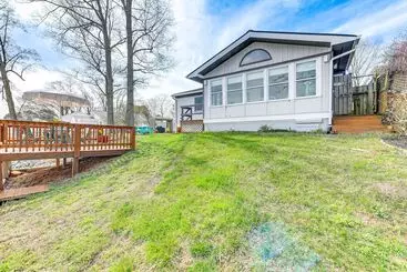 Mökkimajoitus Riverfront Colonial Beach Home W/ Private Beach!