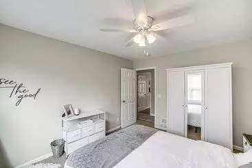 Mökkimajoitus Shelbyville Lakefront Home W/ Furnished Patio!