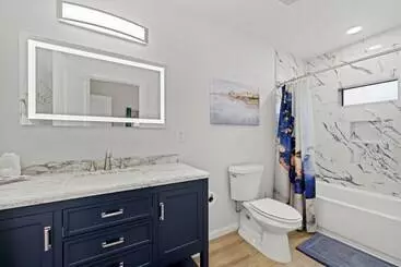 Bluebonnet Waterfront Cottage With Hot Tub